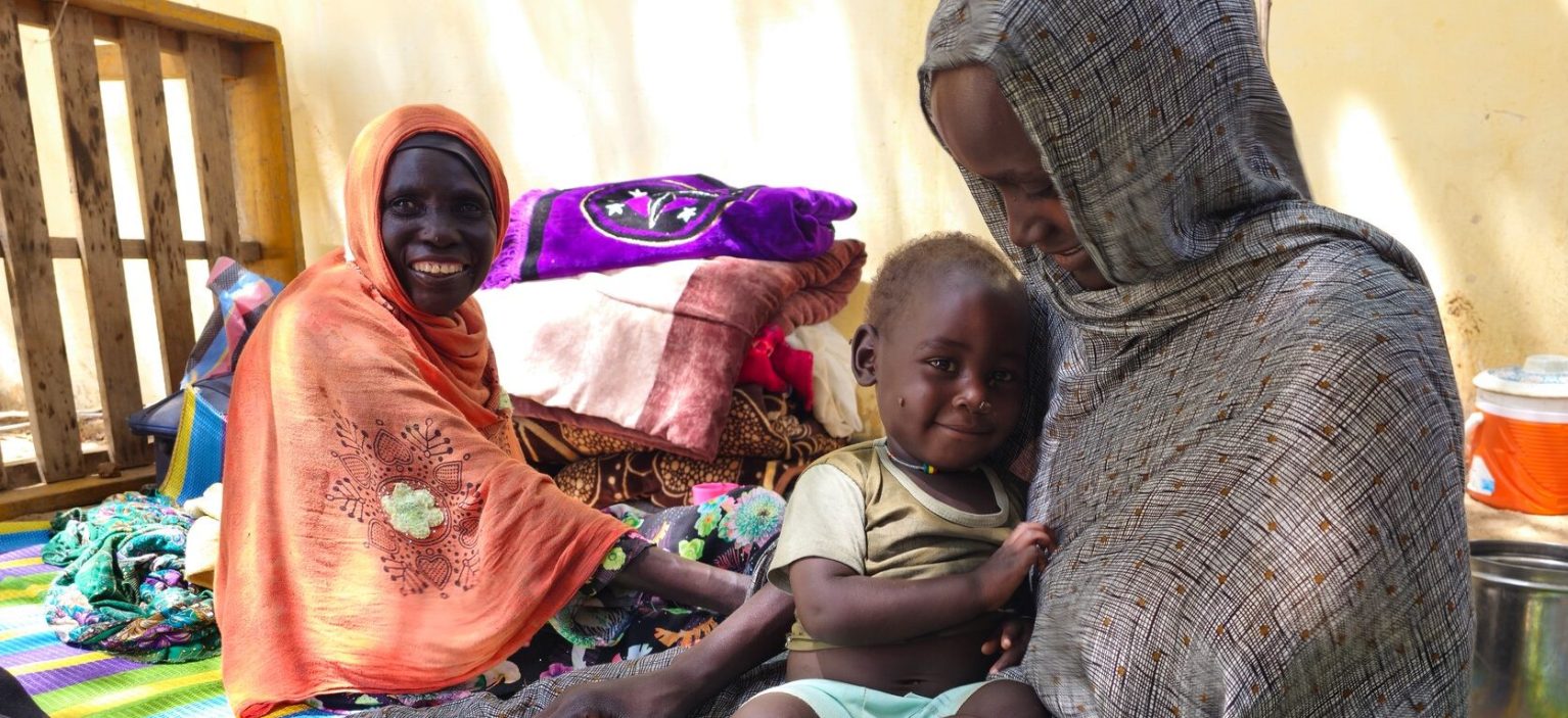 2 femmes et un enfant dans une clinique au Soudan.