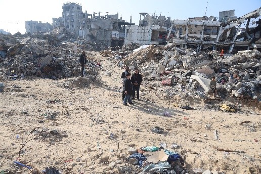 des palestiniens errent au milieu des destructions au Nord de Gaza