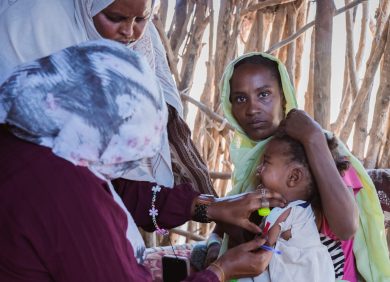 Une femme soigne un bébé réfugiée par le conflit au Soudan dans un camp au Tchad.
