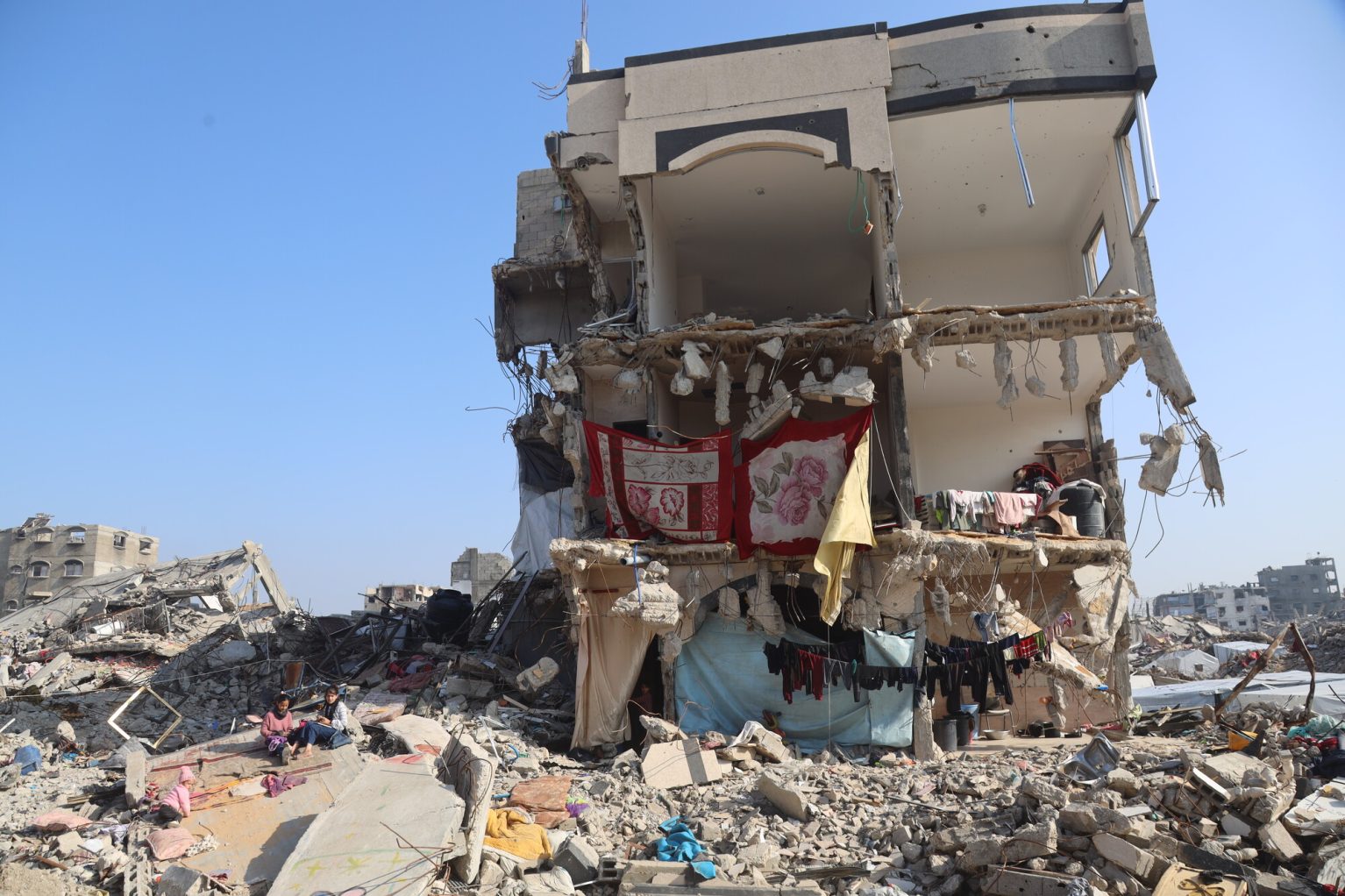 Des enfants jouent dans les ruines de leur immeuble au Nord de Gaza. Février 2025