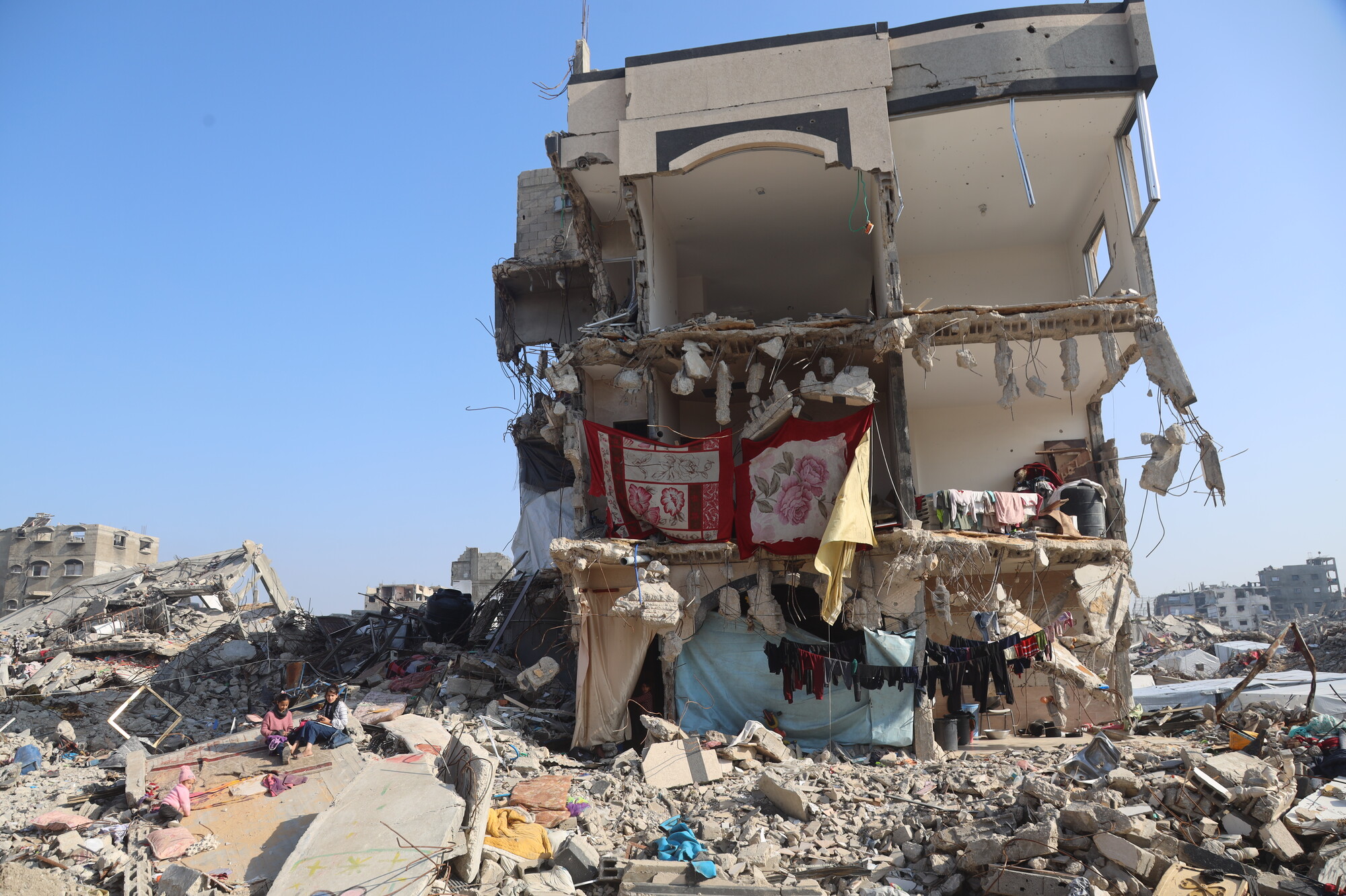 Des enfants jouent dans les ruines de leur immeuble au Nord de Gaza. Février 2025