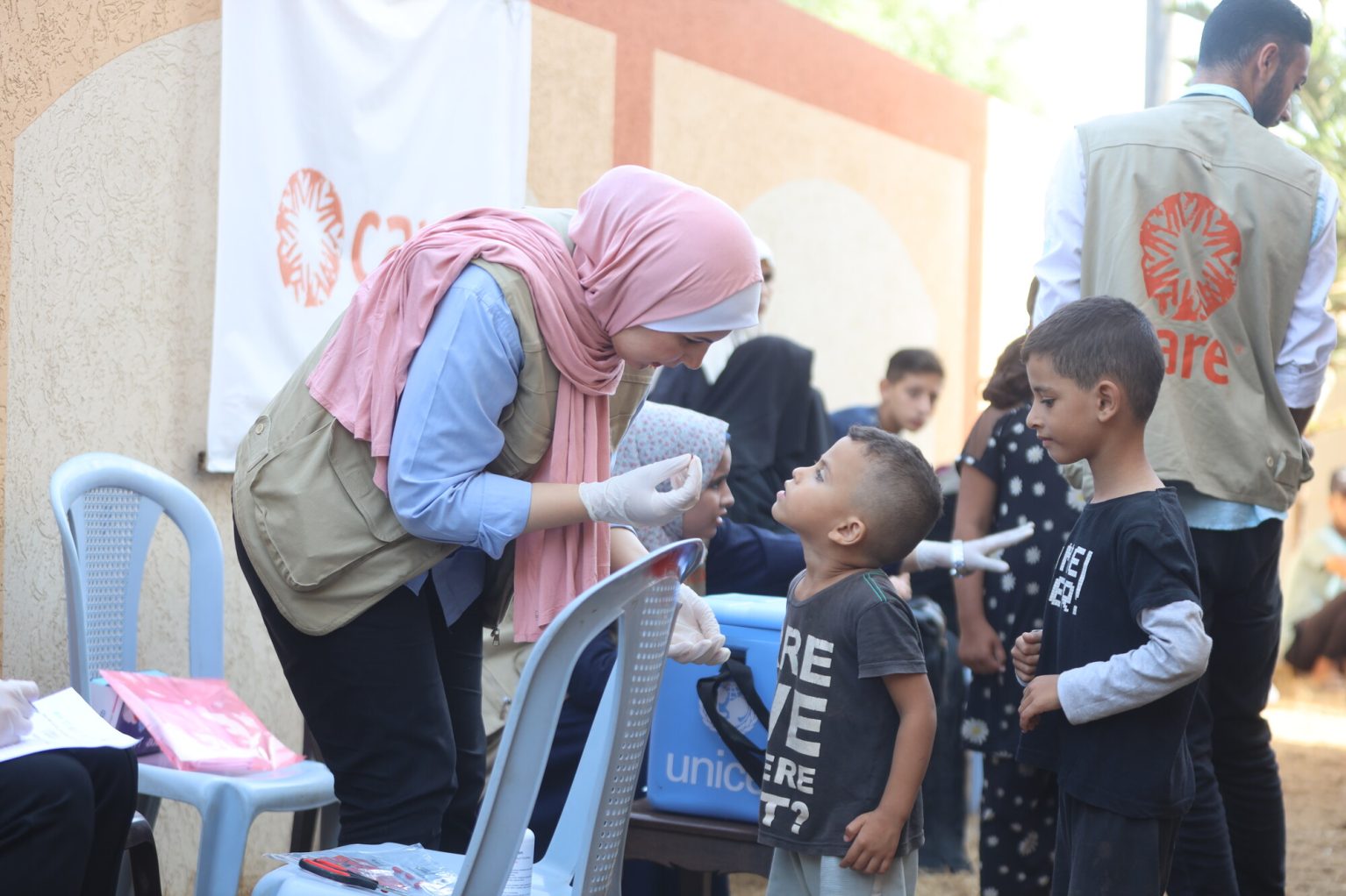 Une femme soigne un enfant à Gaza, en Palestine.