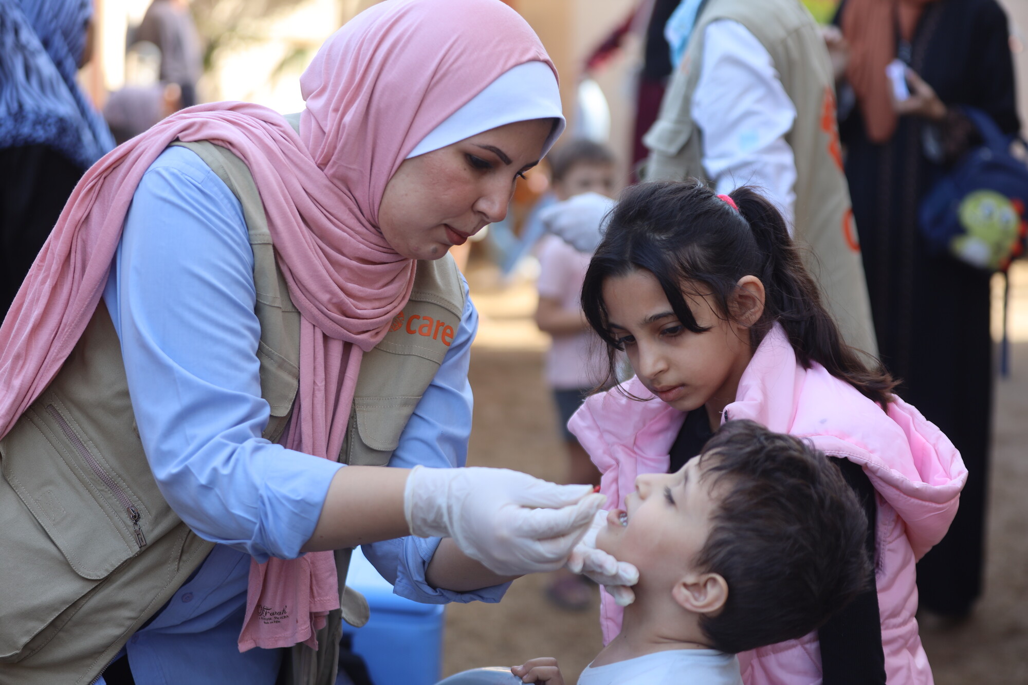 Une femme soigne un enfant à Gaza, en Palestine.