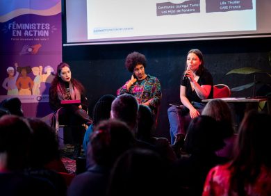 Des militantes féministes échangent lors d'un événement autour du projet Féministes en Action