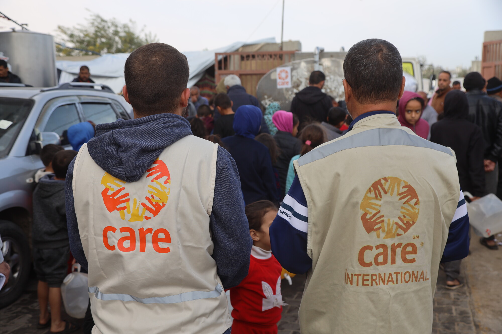 Des membres de l'ONG CARE dans un camp à Gaza