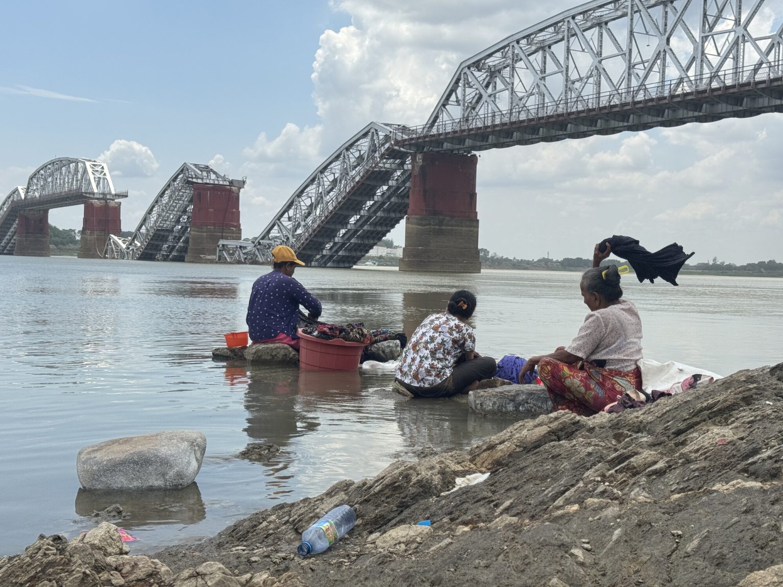 Des réfugiés du séisme au Myanmar lavent leur linge au bord d'une rivière