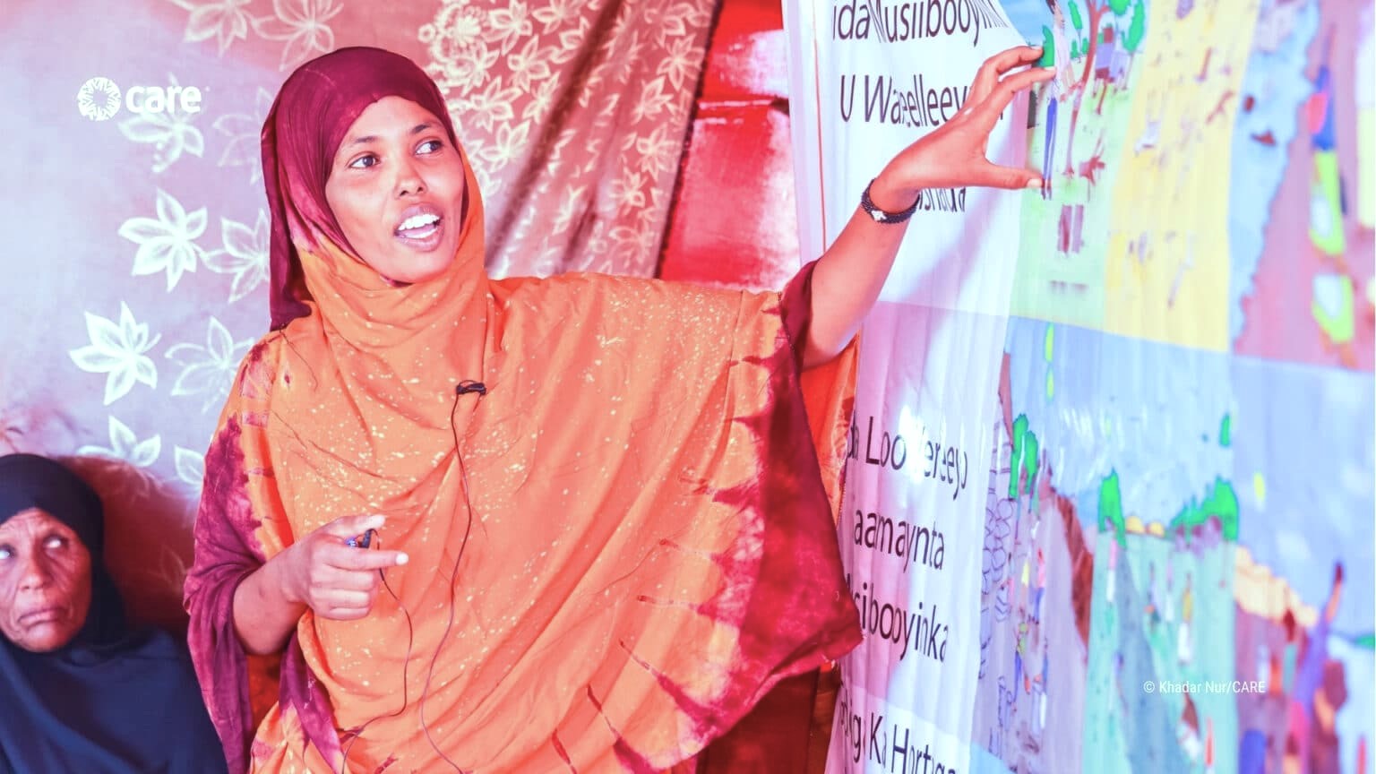 Une femme présente un tableau en Somalie