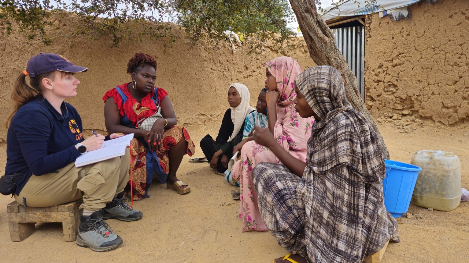 Un membre de l'ONG CARE avec des femmes soudanaises réfugiées au Tchad.