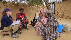 Un membre de l'ONG CARE avec des femmes soudanaises réfugiées au Tchad.