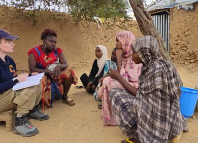 Un membre de l'ONG CARE avec des femmes soudanaises réfugiées au Tchad.