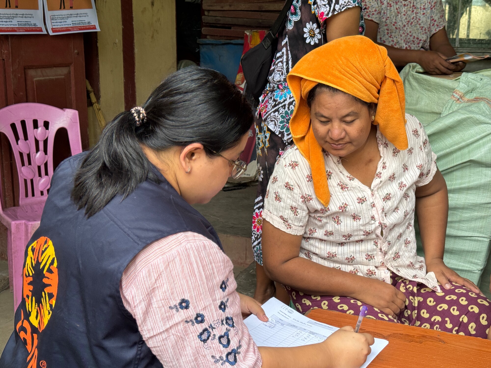 Une membre de l'ONG humanitaire CARE avec une rescapée des séismes au Myanmar