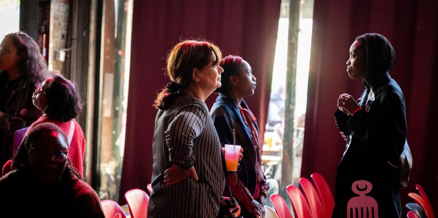 Des militantes féministes échangent lors d'un événement autour du projet Féministes en Action