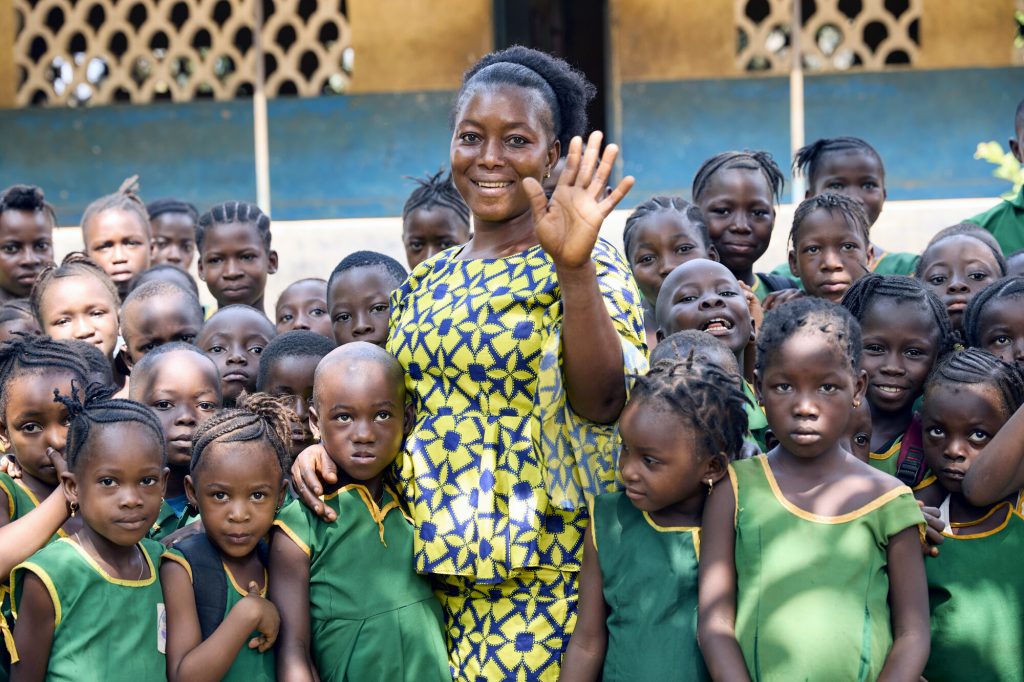 Une femme enseignante avec des élèves à Sierra Leone