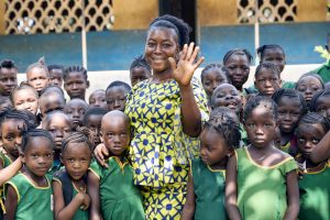 Une femme enseignante avec des élèves à Sierra Leone