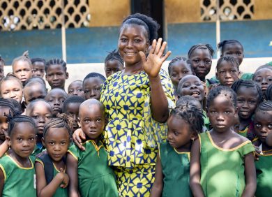 Une femme enseignante avec des élèves à Sierra Leone
