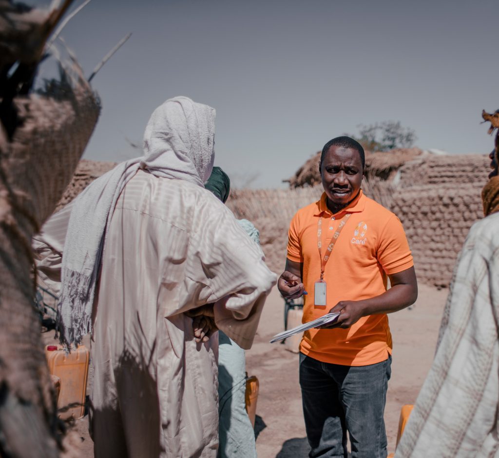 Un membre de l'ONG CARE apporte une aide humanitaire
