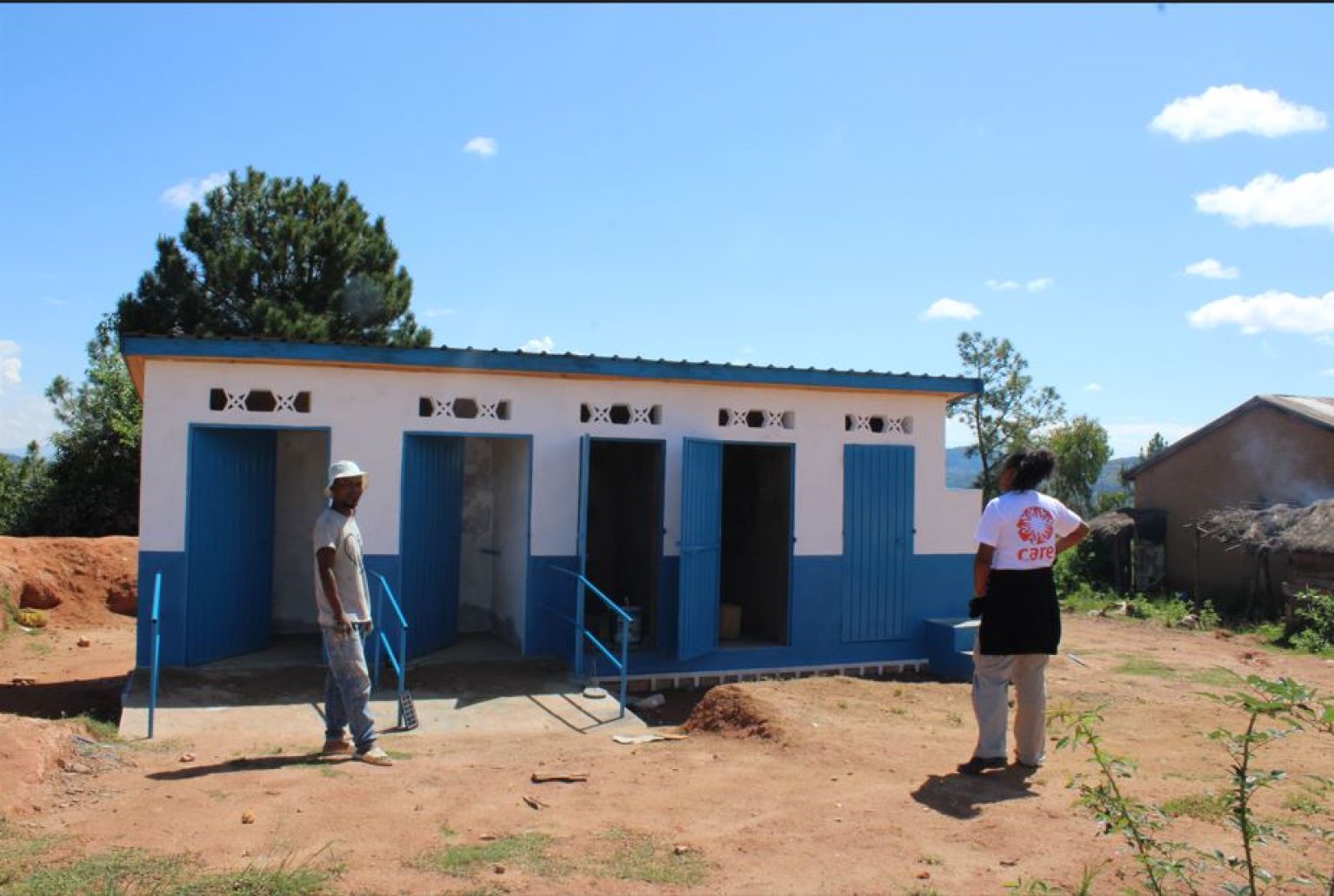Des toilettes construites pas l'association CARE dans une école à Madagascar