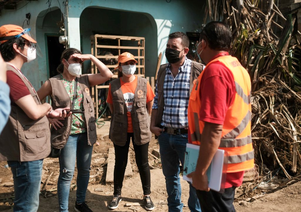 Un membre de l'ONG CARE apporte une aide humanitaire