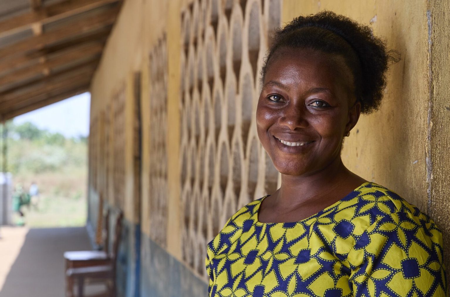 Une femme devant sa maison en Afrique