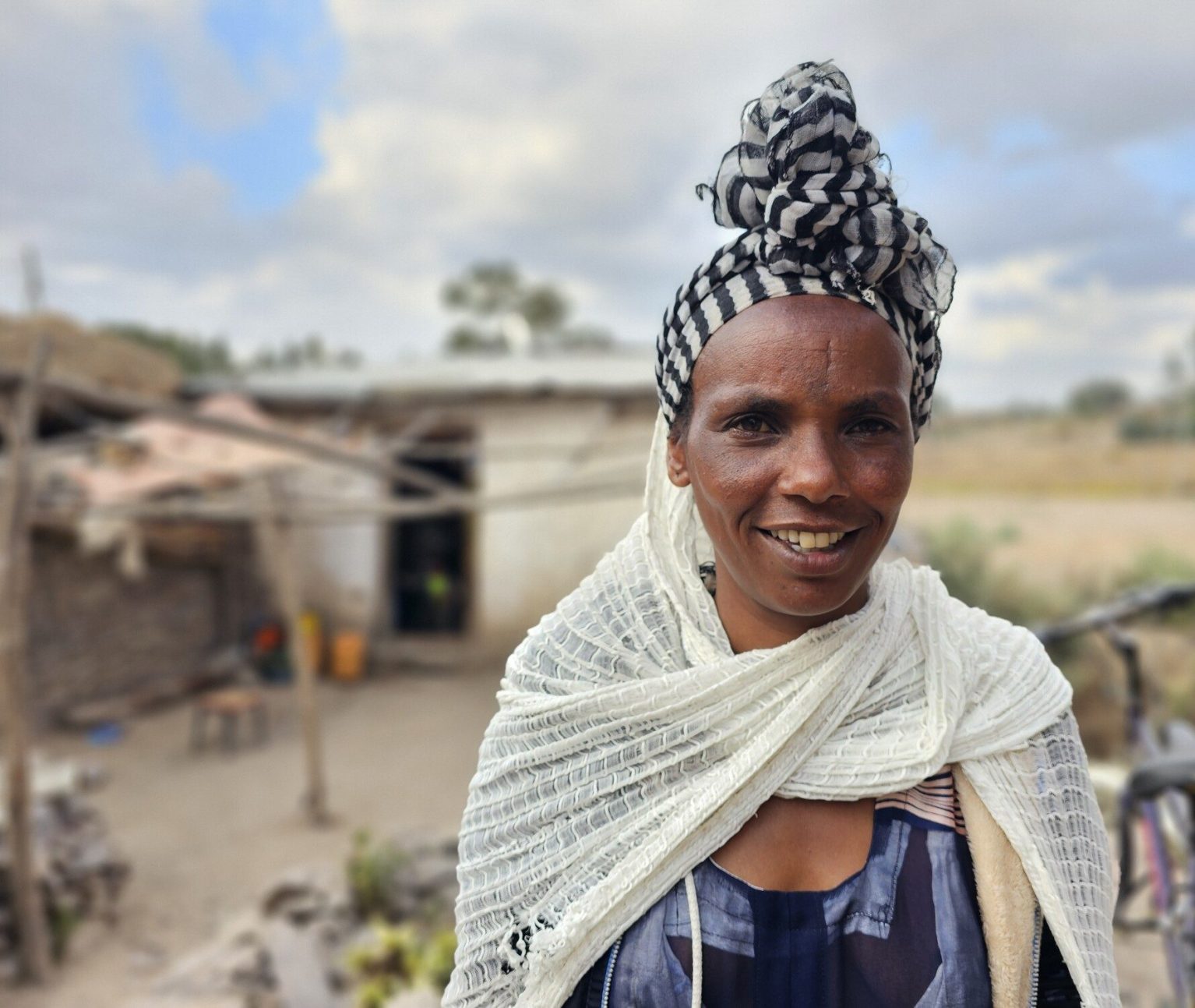 Une femme dans son village en Ethiopie