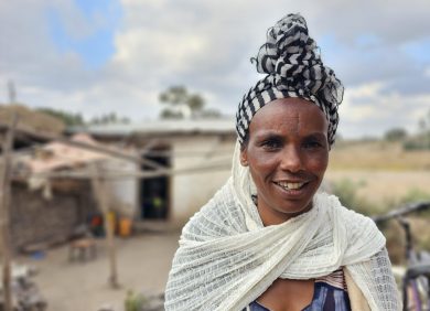 Une femme dans son village en Ethiopie