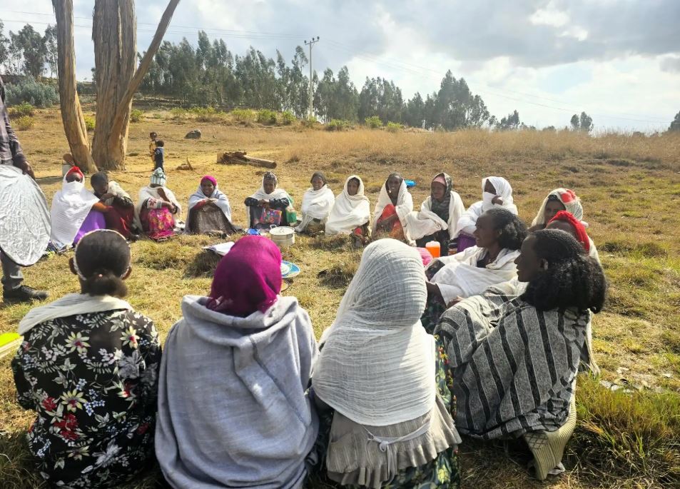 un groupe de femmes réunies dans un village en Ethiopie