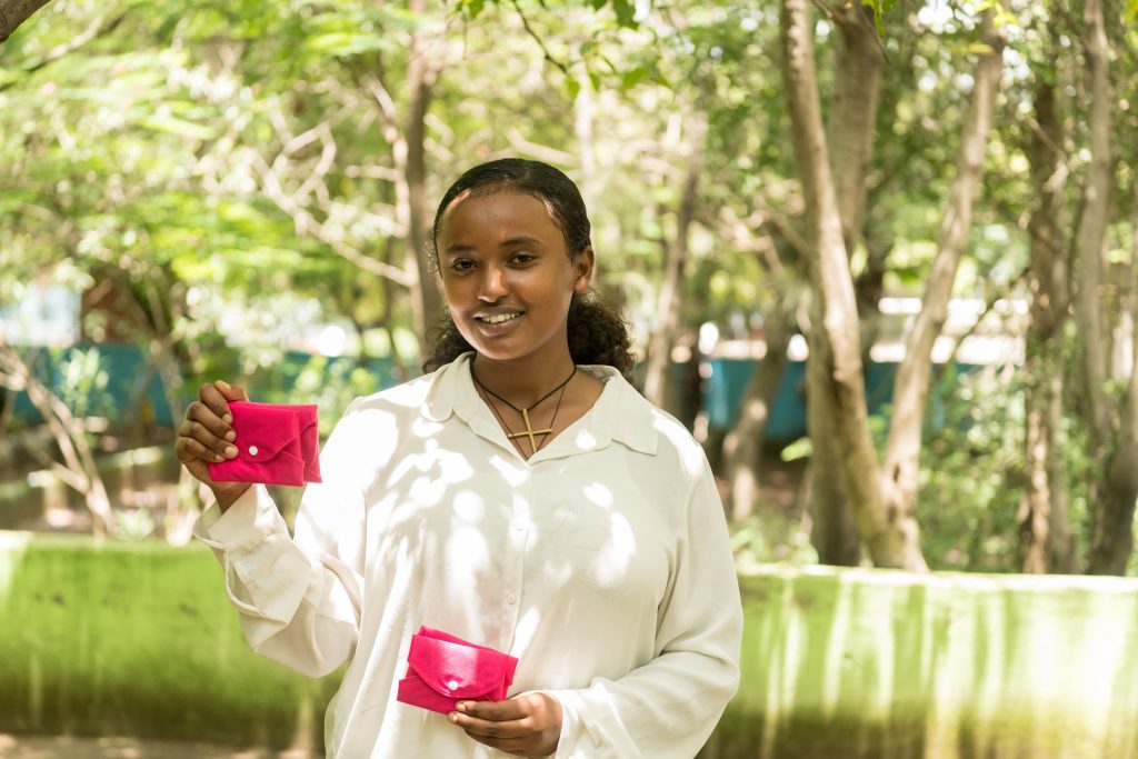 Des filles sont sensibilisées contre le tabou des règles en Ethiopie