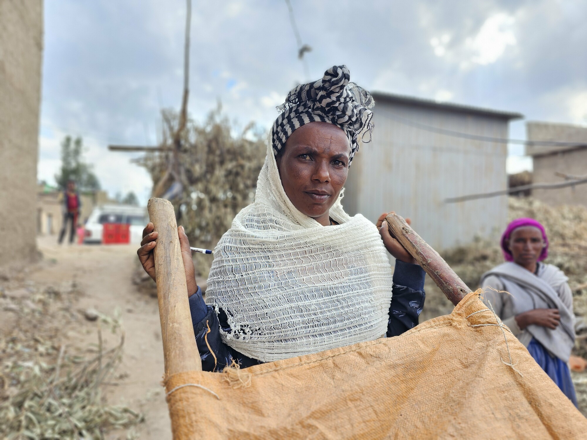 Une femme tient un brancard dans son village en Ethiopie