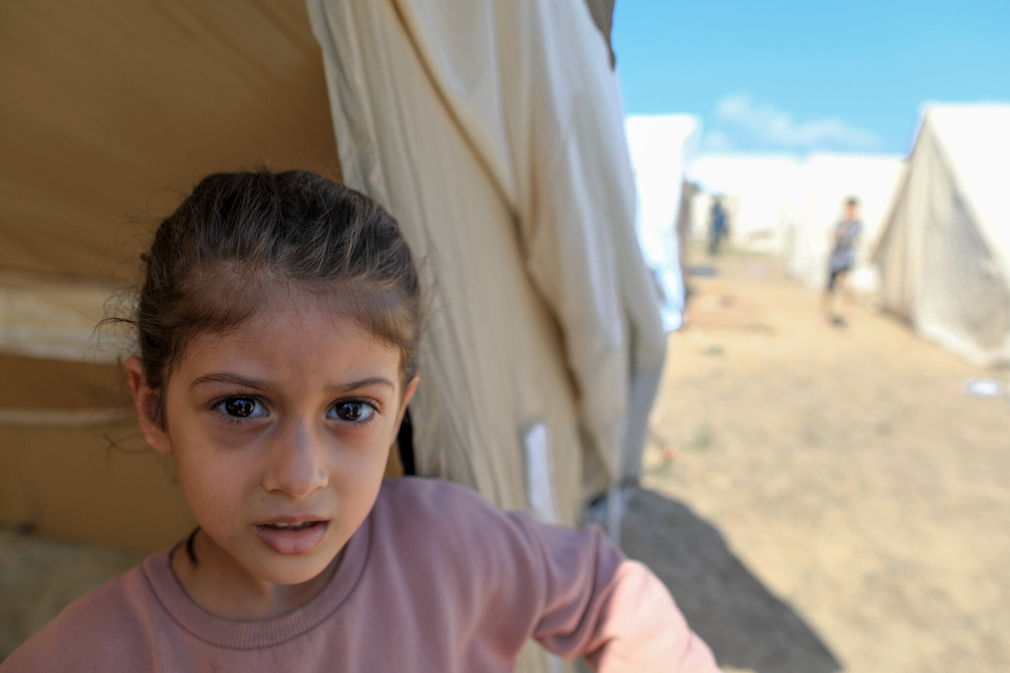 Une petite fille dans sa tente dans un camp de déplacés à Gaza