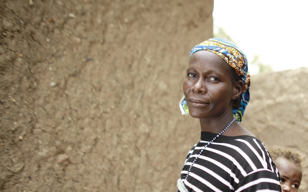 Un femme dans son village en Afrique