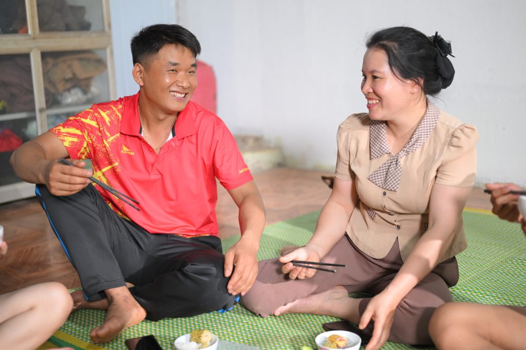 Un couple mange dans leur maison au Vietnam