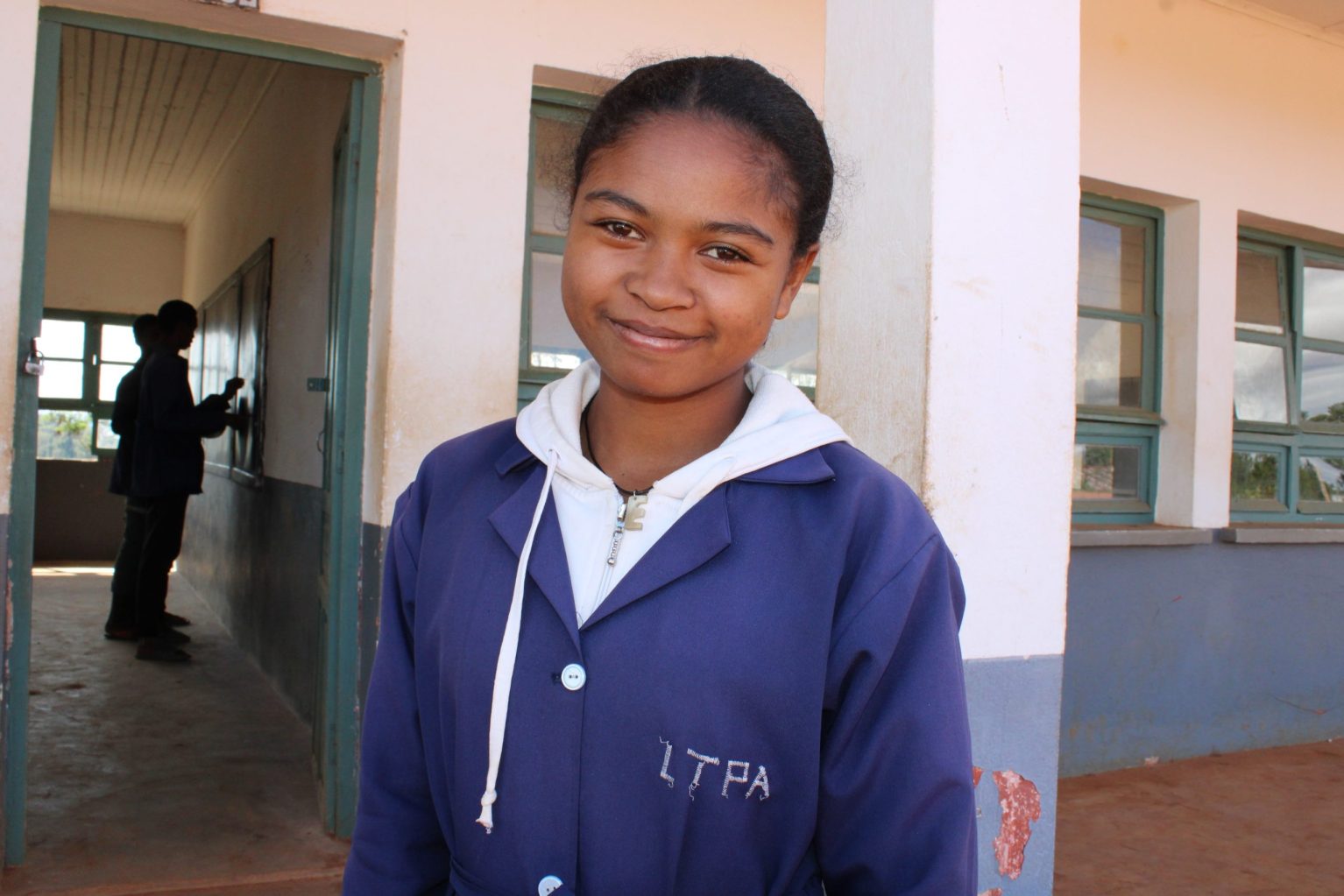 Une fille dans une école à Madagascar