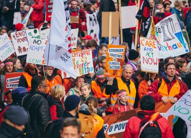 Des personnes manifestent dans la rue contre le changement climatique
