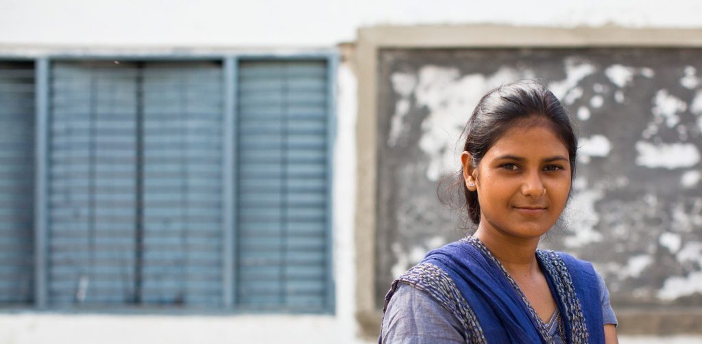 Une fille dans son village en Inde