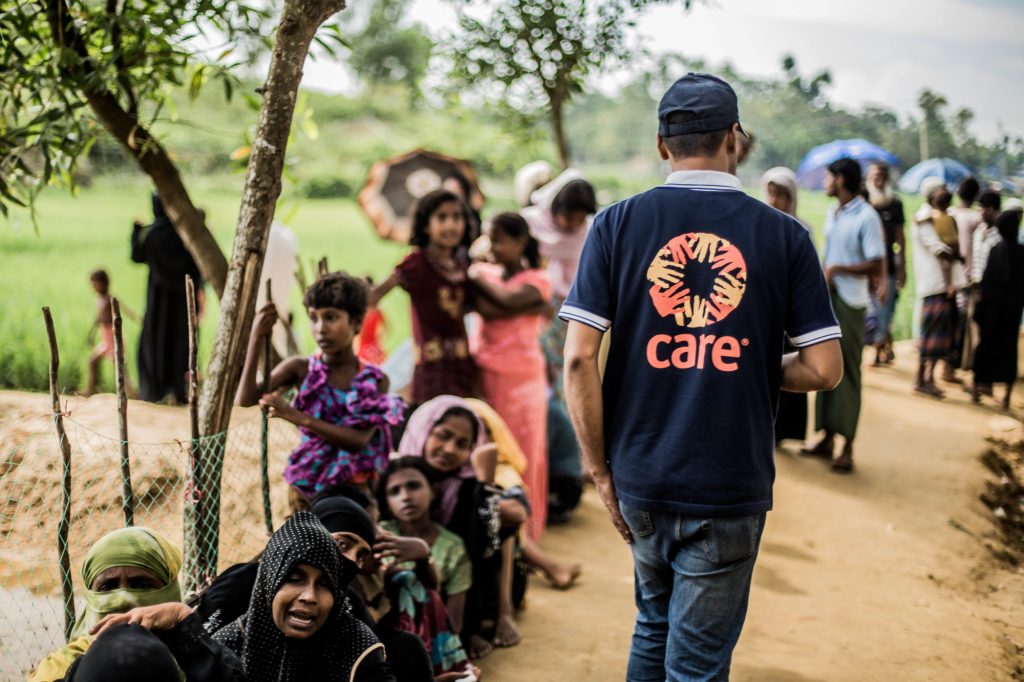 Des réfugiés attendent de la nourriture dans un camp de déplacés
