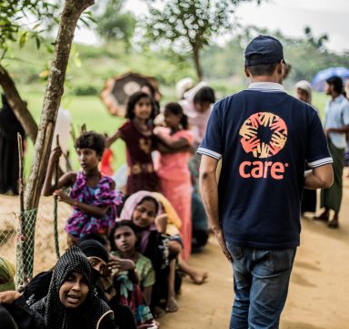 Des réfugiés attendent de la nourriture dans un camp de déplacés