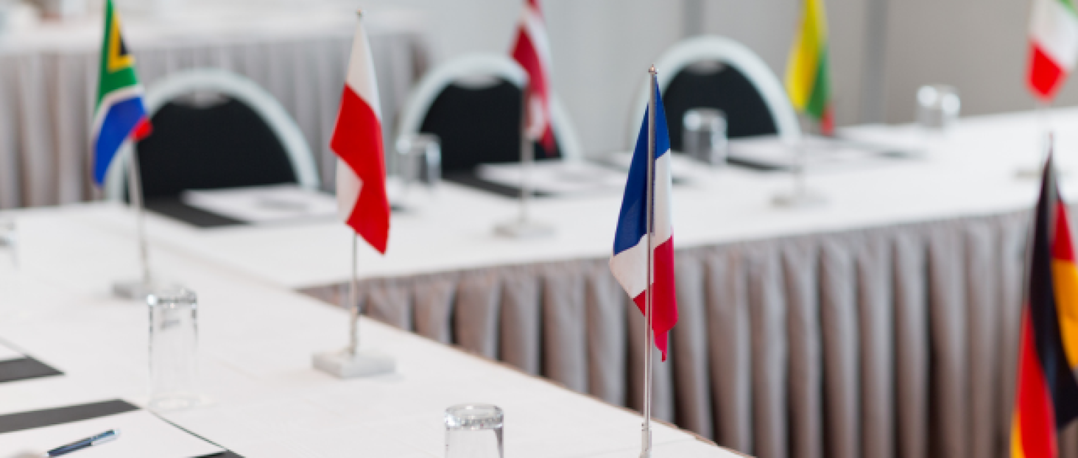 Des drapeaux lors d'une conférence internationale
