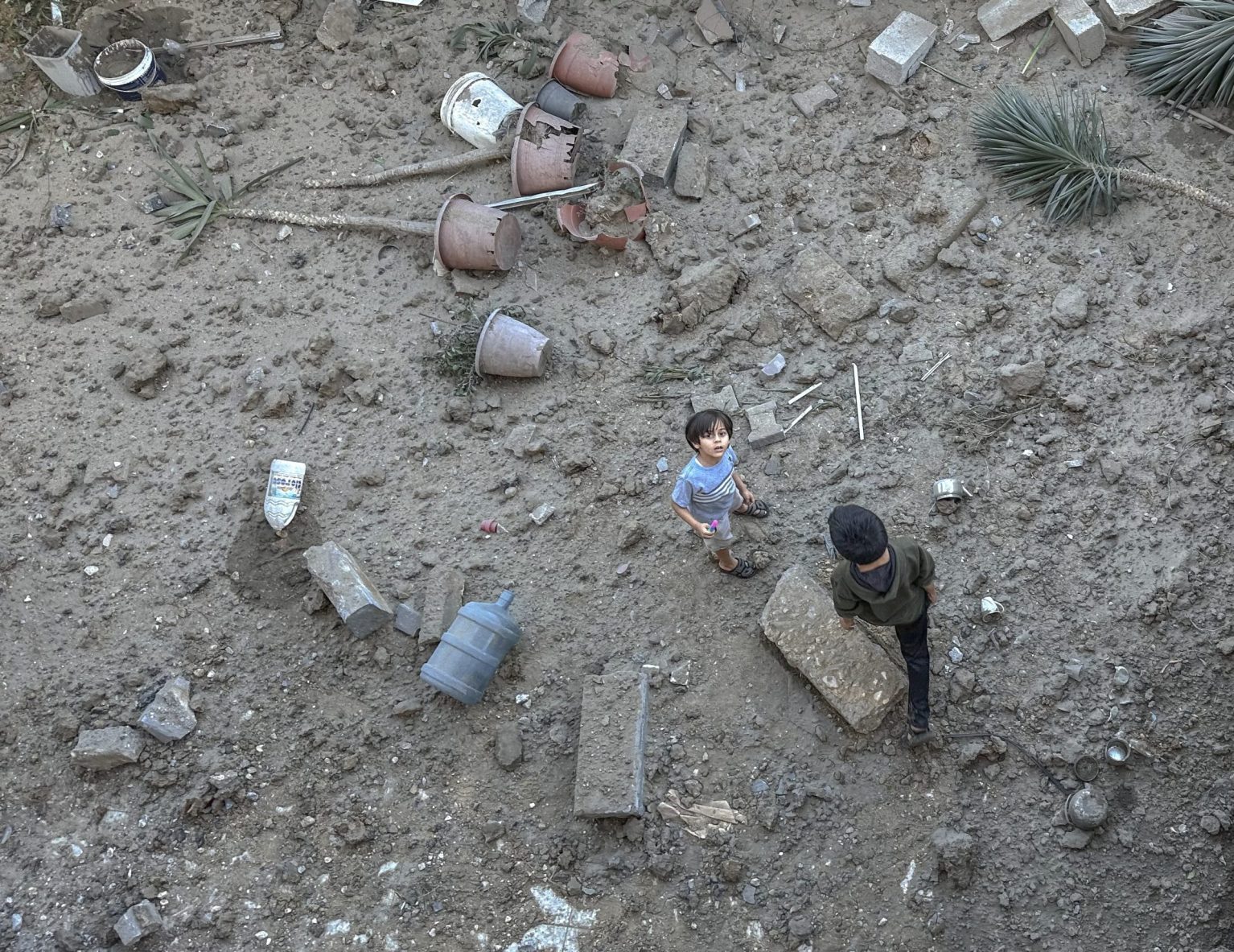 Deux enfants dans les décombres à Gaza