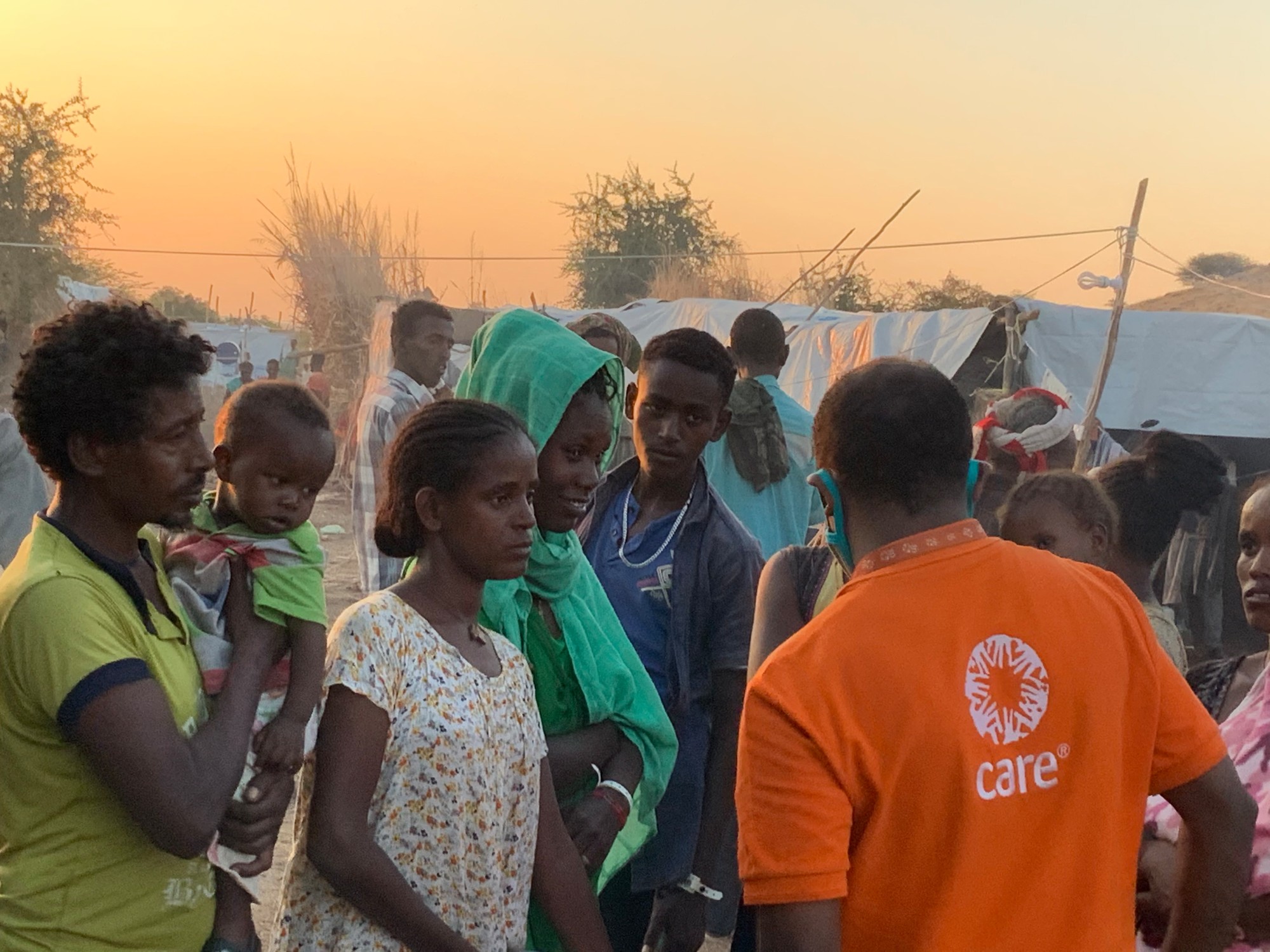 Un groupe de personnes réfugiées dans un camp au Soudan