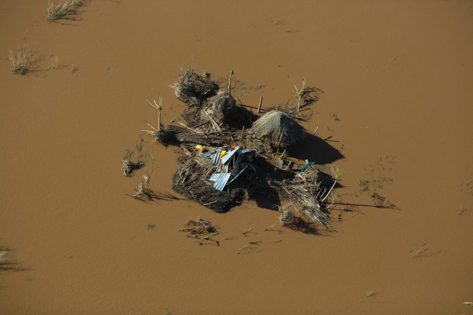 Des maisons ensevelies par des inondations, conséquence du changement climatique en Afrique