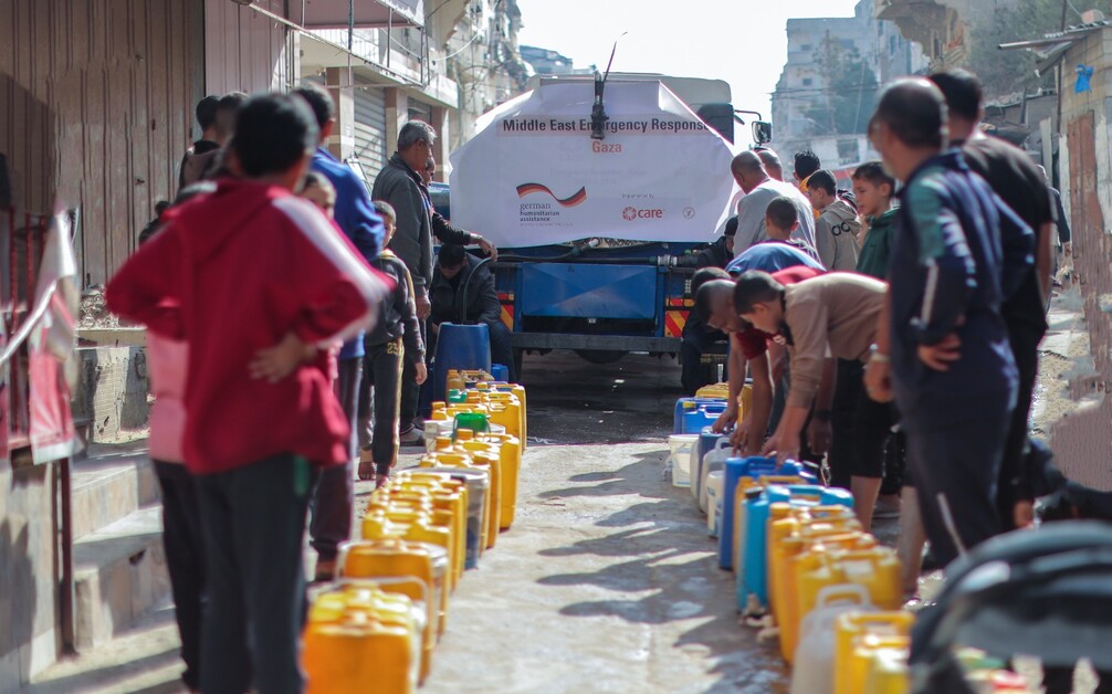 Un camion de l'ONG CARE distribue de l'eau potable aux populations à Gaza