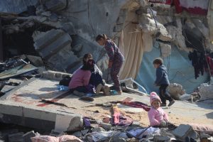 Une famille dans les décombres à Gaza