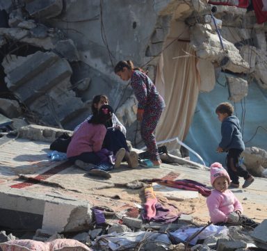 Une famille dans les décombres à Gaza