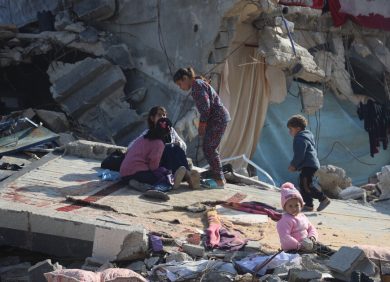 Une famille dans les décombres à Gaza