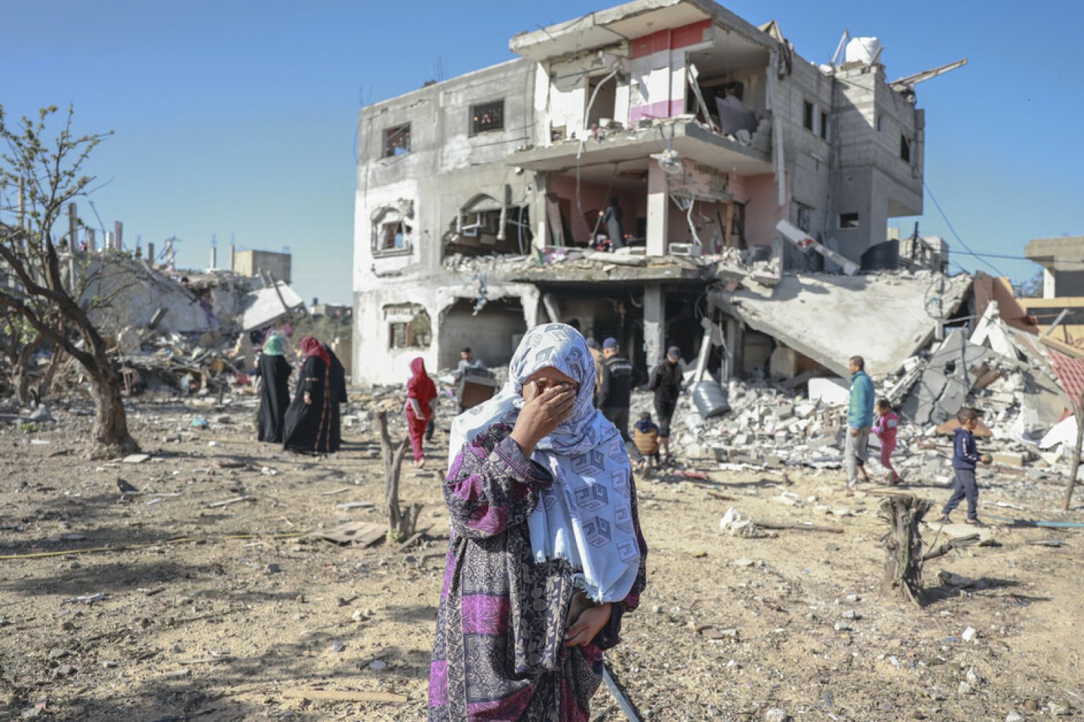 Une femme pleure dans les décombres des bombardements en Palestine