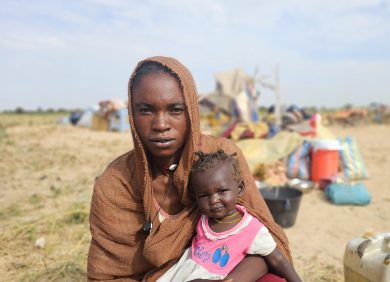Une femme et son enfant au Soudan