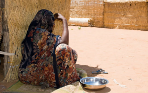 Une femme qui souffre de l'insécurité alimentaire.