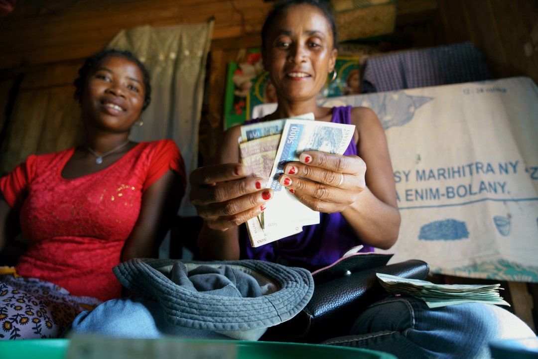 l'ONG CARE lutte contre les violences économiques faites aux femmes grâce à ses Associations Villageoises d'Epargne et de Crédit (AVEC), ici à Madagascar.