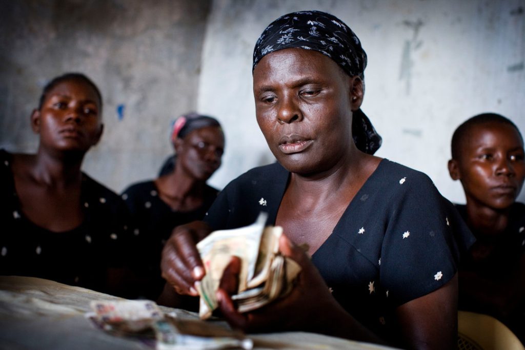 l'ONG CARE lutte contre les violences économiques faites aux femmes grâce à ses Associations Villageoises d'Epargne et de Crédit (AVEC).