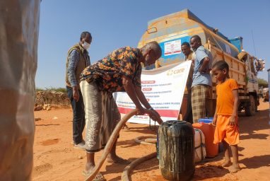 CARE lutte contre les conséquences du réchauffement climatique et distribue de l'eau potable aux populations atteintes par les épisodes de sécheresse.